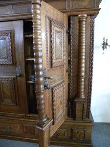 Schrank antik, Renaissance - Barockschrank, restauriert, Nussbaum um 1690 vergrssern