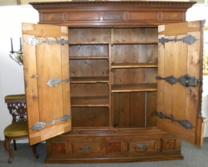 Schrank antik, Renaissance - Barockschrank, restauriert, Nussbaum um 1690 vergrssern