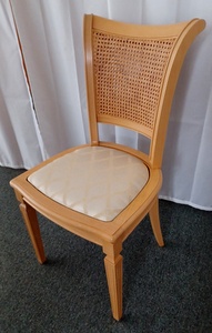 Biedermeier Stuhl, Geflecht und Sitz gepolstert. Nur noch 4 Stck am Lager. vergrssern