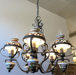 Leuchter aus Schmiedeisen mit bemalten Keramikglsern und Glaszylinder vergrssern