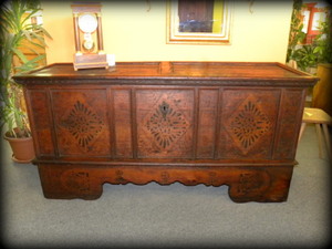 grosse Truhe antik um 1700 mit Kleistermalerei und Schablonenmalerei vergrssern